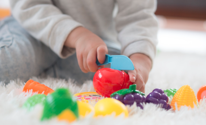 kids cutting pretend food game